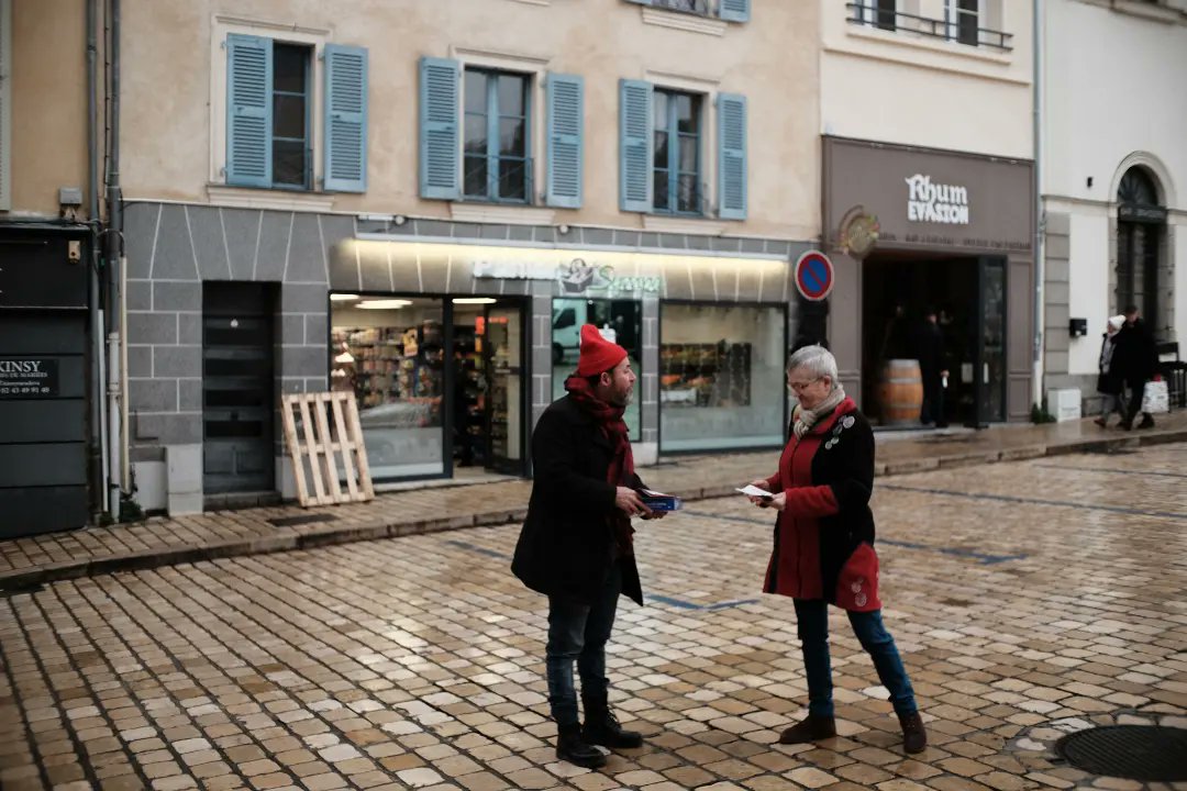 bart_manowski's tweet photo. Le bonnet Rouge. Laval, 14.01.23
.
.
.
.
.
#streetphotography #candidshots #candidmoments #photoderue #fujifilm_xseries #fujixt1 #7artisans25mmf2 https://t.co/K2fI88HH5Y