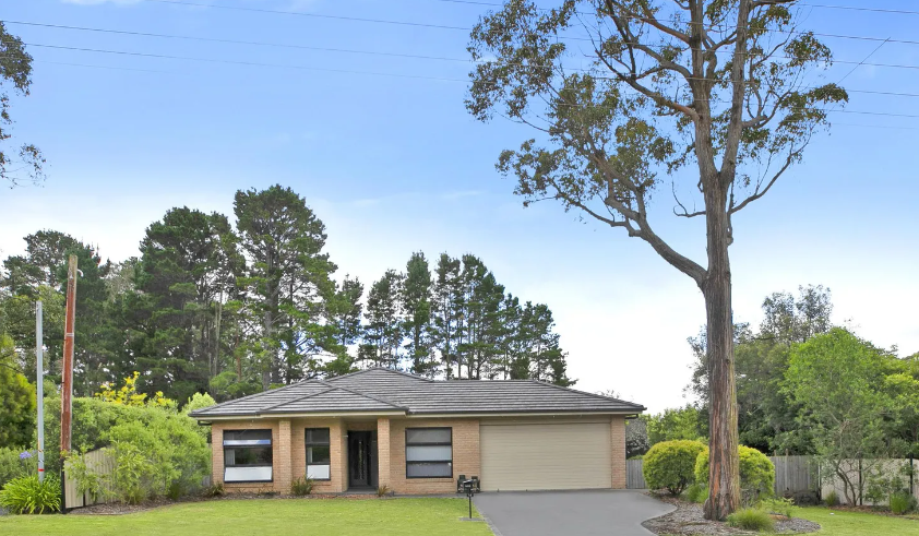 BowralAustralia's tweet photo. Large Modern Family Home in 14 Telopea Road, Hill Top, NSW 2575

Check details here: https://t.co/hYshTtGUSK
#realtycomau #realty #property https://t.co/49Muc0GY9Z