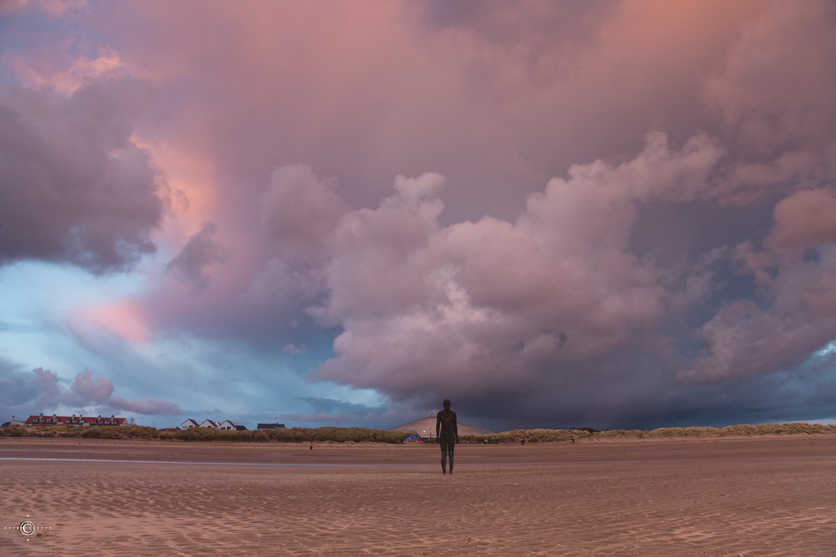 IanMurrenUK's tweet photo. After the calm things went a little crazy close to sunset today 17/02/23 @StormHour @IronMenCrosby @ExploreLpool @LivEchonews @seftoncouncil @GreenSefton_ #storm #clouds #WinterStorm #beachlife https://t.co/FvL5OAddIR