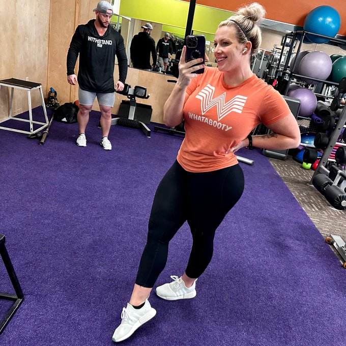 Leg day so I had to bust out this tee 🧡#WhatABooty tee and pump pullover hoodie for the win today.  