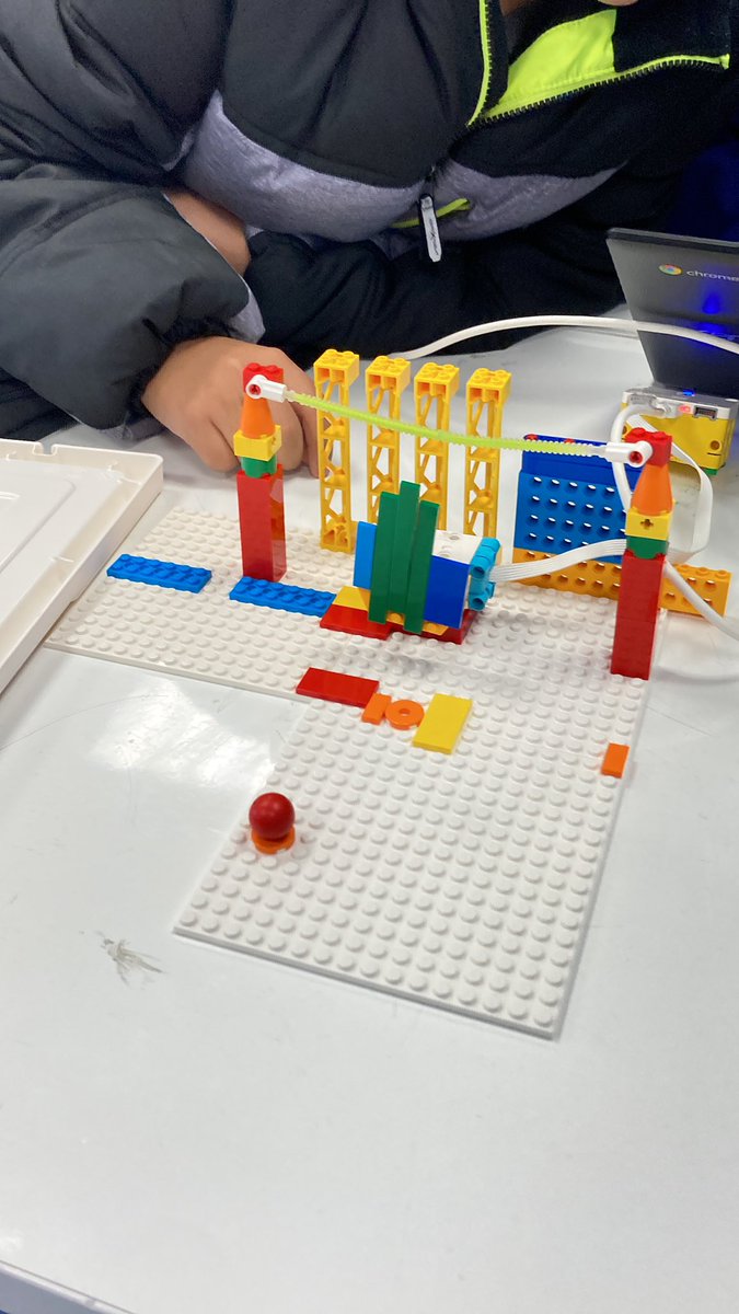 hawksSTEAM's tweet image. Remix…engineering and design…good morning machine! #PeekskillPRIDE #hillcrestHAWKS #buildingstuff #LEGO #Essentials Next level!!