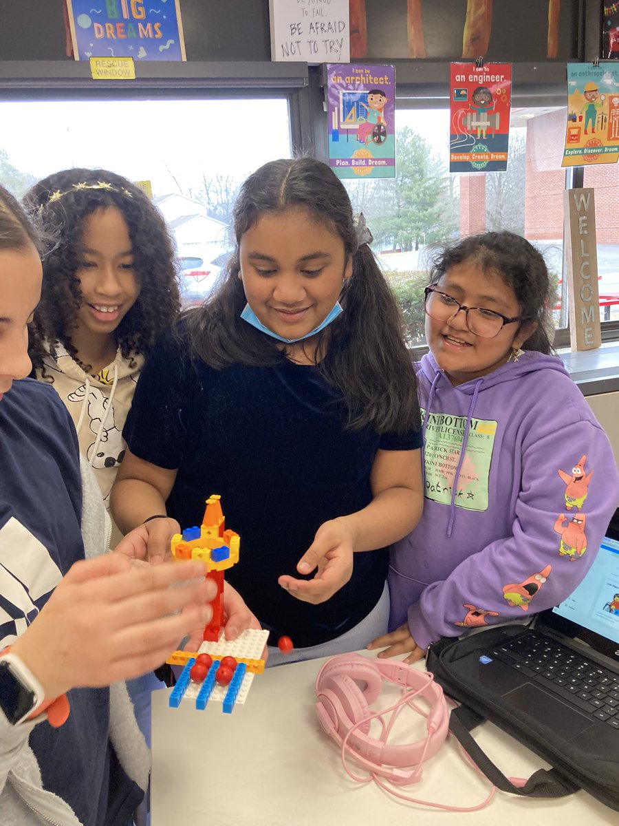 hawksSTEAM's tweet image. Remix…engineering and design…good morning machine! #PeekskillPRIDE #hillcrestHAWKS #buildingstuff #LEGO #Essentials Next level!!