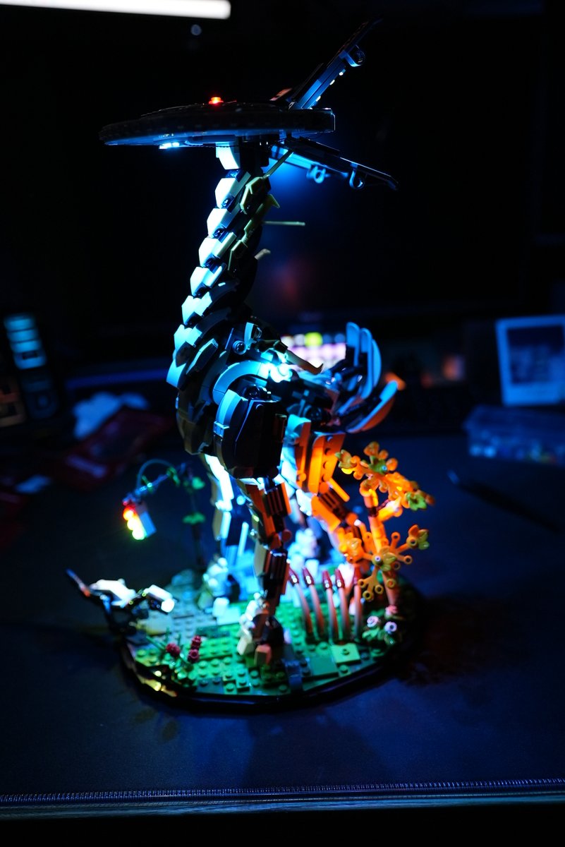 LPE_Salt's tweet photo. Dernière réalisation -> Tallneck en LEGO avec éclairage Briksmax. Figurine de plus de 30cm de haut, 1200+ pièces, env. 50 LED. Merci @Wystll pour le cadeau 😍 et @LEGO_Group et Briksmax pour l'avoir conçu !
#LEGO #HorizonForbiddenWest #Briksmax #lightning #led #CadeauDeNoel https://t.co/n64P6X0bkb