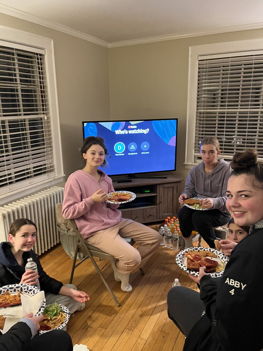 davebobjj1's tweet image. Great to have Girl’s hockey over for team dinner. Best of luck vs. Medway!