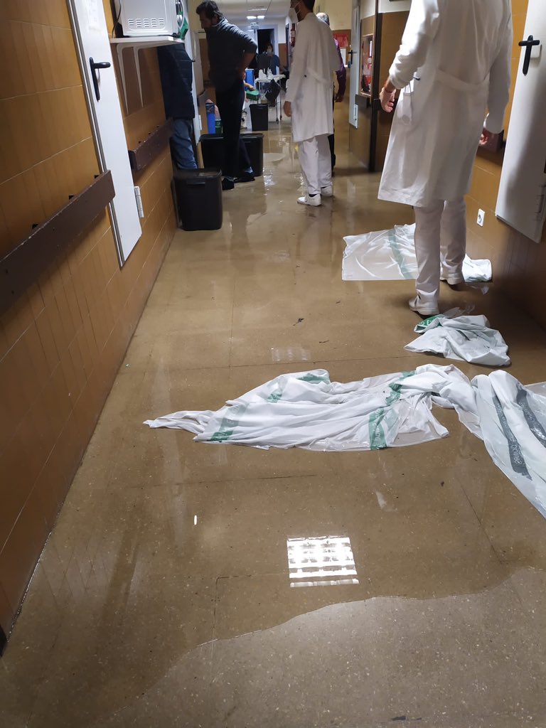 Otra vez. Otra vez en Badajoz. Así están ahora mismo los pasillos del Hospital Universitario. Inundados. 

La imagen de nuestra sanidad está por los suelos. Y no por sus profesionales, que son lo mejor que tenemos, sino por quienes dicen defenderla en las instituciones. 

Penoso.