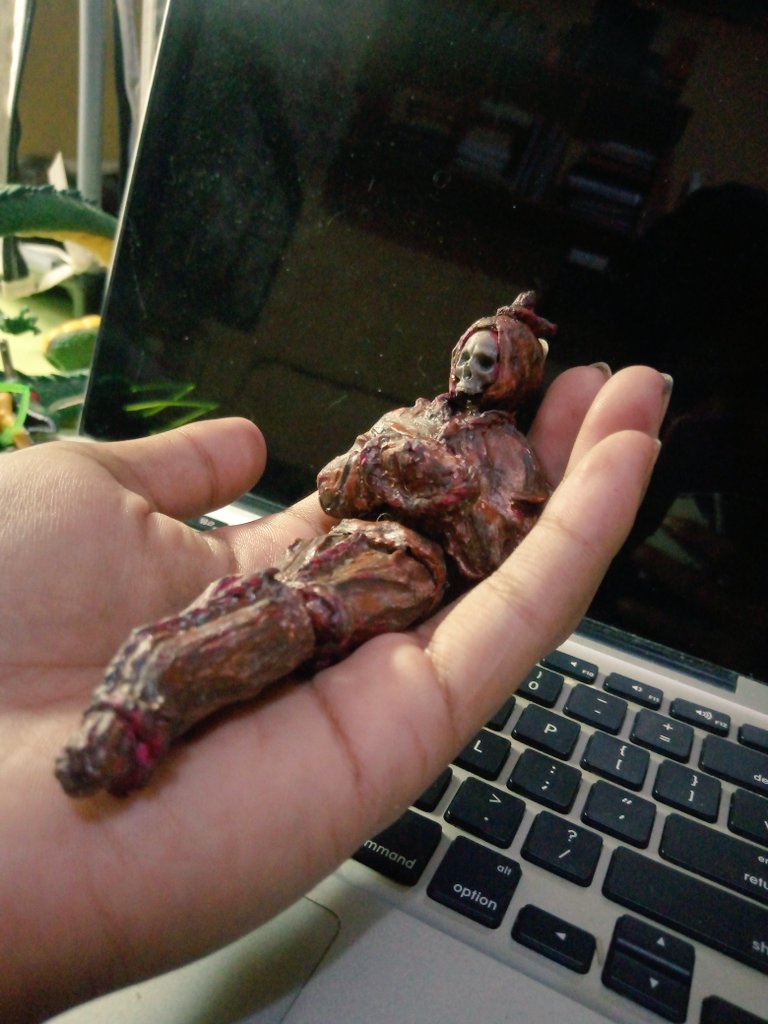 Luciferworks_'s tweet photo. Pocong adalah sejenis hantu yang berwujud manusia yang terbungkus kafan. Pocong adalah hantu yang konon merupakan arwah orang mati yang terperangkap dalam kain kafan
#pocong #setan #pengabdisetan #mainan #hantuindonesia #actionfigures #customactionfigures #customactionfiguresart https://t.co/3fQA5JDZHt