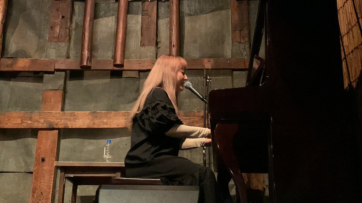 immigreaujapon's tweet photo. Samedi dernier je suis allé à un petit concert très sympa, dans une salle de caractère.
#japon #osaka #musiquelive #artistesendevenir #cafeconcert https://t.co/Mv9rl5PGvs