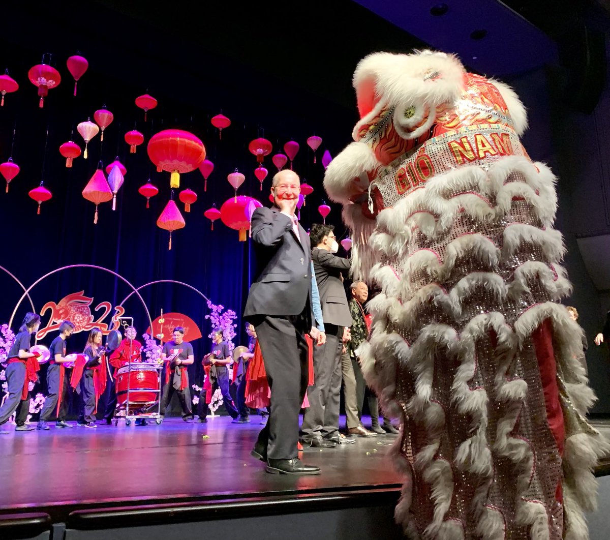 Dean ⁦⁦@gouldjonb⁩ of School of @social_ecology “feeds” the lion at ⁦@UCIrvine⁩ Lunar New Year celebration at ⁦@IrvineBarclay⁩. #HappyYearoftheRabbit