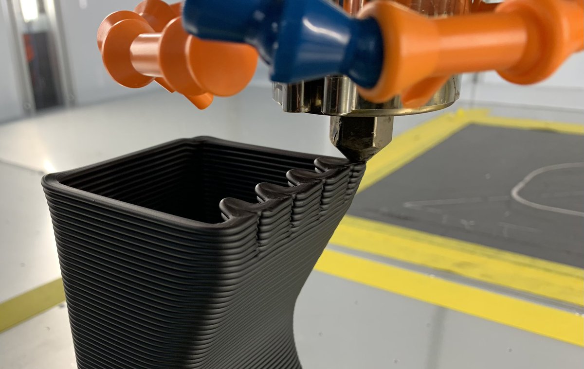 Sho_4580's tweet photo. エラストマー揺れ揺れするから緊張感ハンパない
#3Dprinting #大型3Dプリンター
#ExtraBold #EXF12 #エラストマー
#実験 https://t.co/X6rMqAxGMR