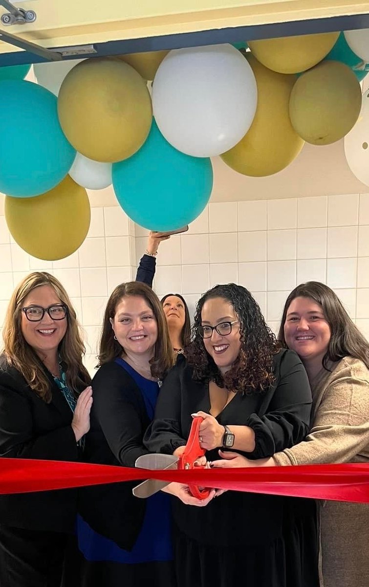 HoganAnnmarie's tweet photo. Today we celebrated the Grand Reopening of @ps68si1 @UFTTchrCENTER, where teachers &amp; paras embrace the idea of learning &amp; growing together to best support students. @Fyaly_Nunez , teachers and students outdid themselves - shining like the ⭐️ stars they are! https://t.co/j4slJV2M98