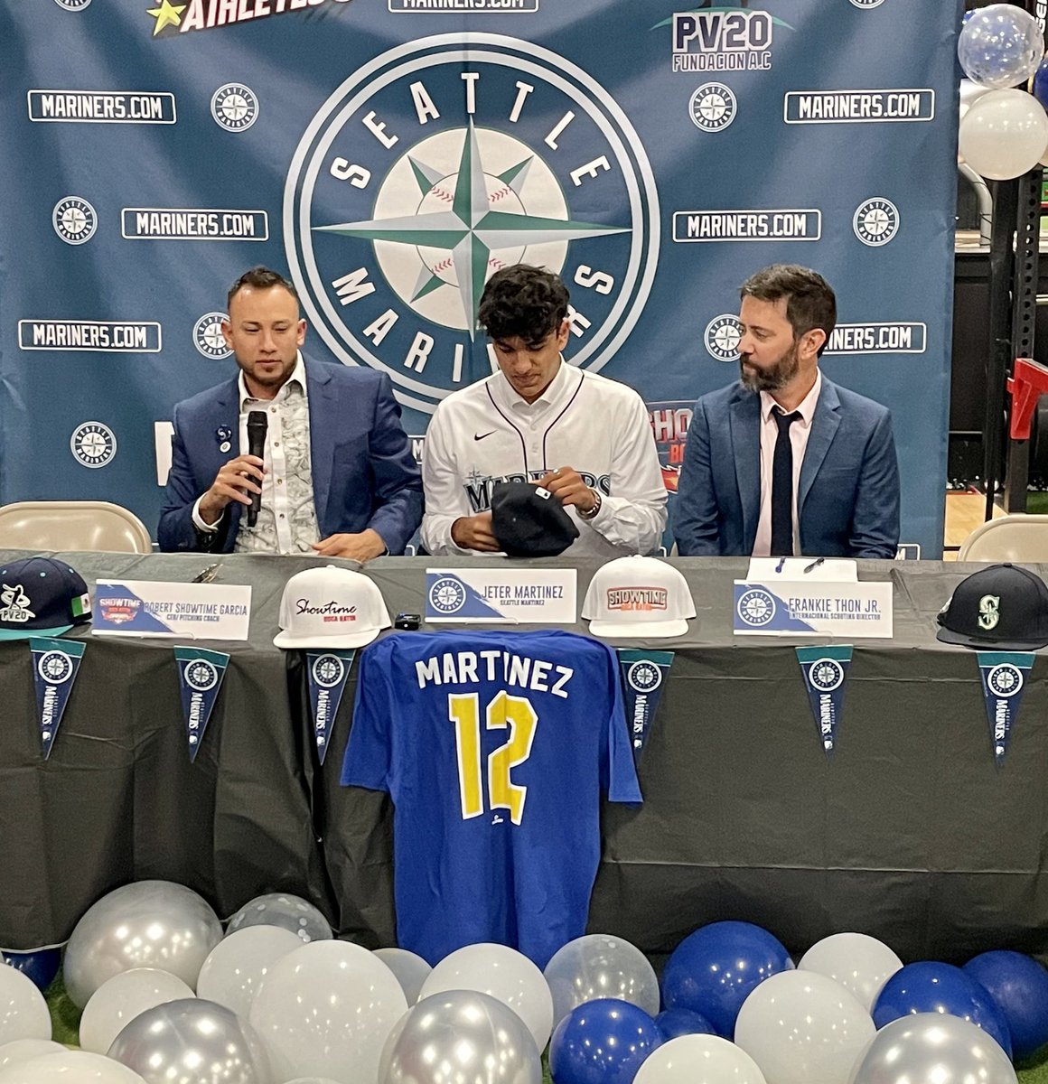 JesseSanchezMLB's tweet photo. Jeter makes it official. https://t.co/GvDKQYTI4c