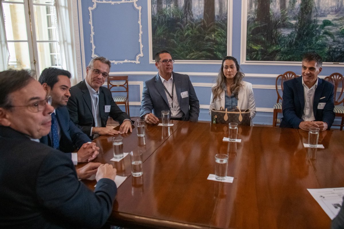ColombiaEmbUSA's tweet photo. U.S. business leaders ratified their intent to increase investments in Colombia. A visiting delegation representing a broad range of sectors met @infopresidencia to strengthen commercial and investment relations.
@Ministerio_TIC
@INSColombia 
@mindefensa
@MinSaludCol 
@billburlew https://t.co/6ASG1xnETT