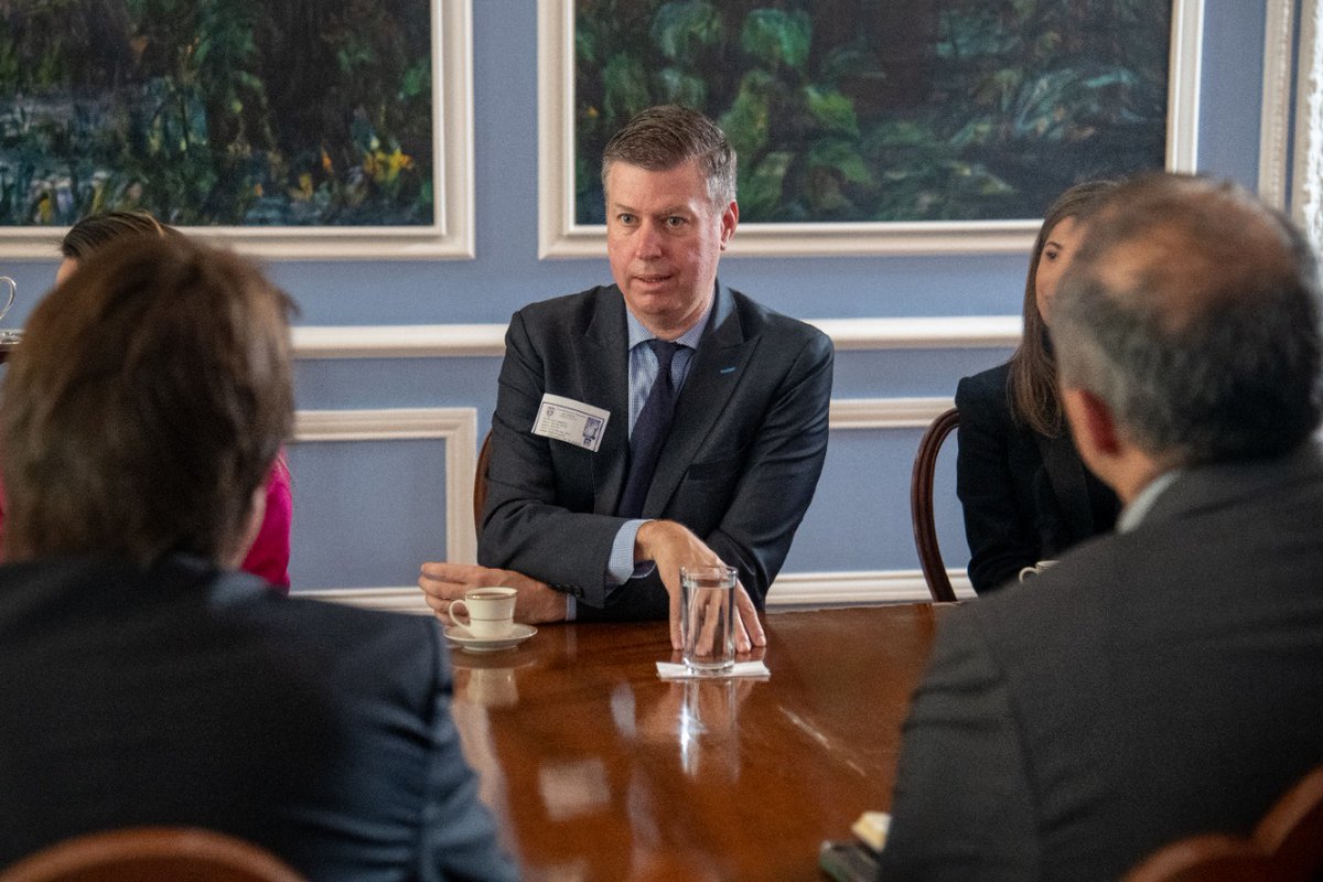 ColombiaEmbUSA's tweet photo. U.S. business leaders ratified their intent to increase investments in Colombia. A visiting delegation representing a broad range of sectors met @infopresidencia to strengthen commercial and investment relations.
@Ministerio_TIC
@INSColombia 
@mindefensa
@MinSaludCol 
@billburlew https://t.co/6ASG1xnETT