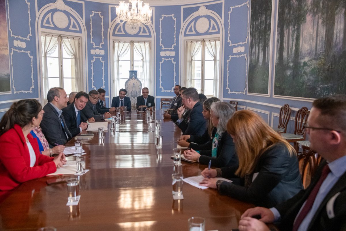 ColombiaEmbUSA's tweet photo. U.S. business leaders ratified their intent to increase investments in Colombia. A visiting delegation representing a broad range of sectors met @infopresidencia to strengthen commercial and investment relations.
@Ministerio_TIC
@INSColombia 
@mindefensa
@MinSaludCol 
@billburlew https://t.co/6ASG1xnETT