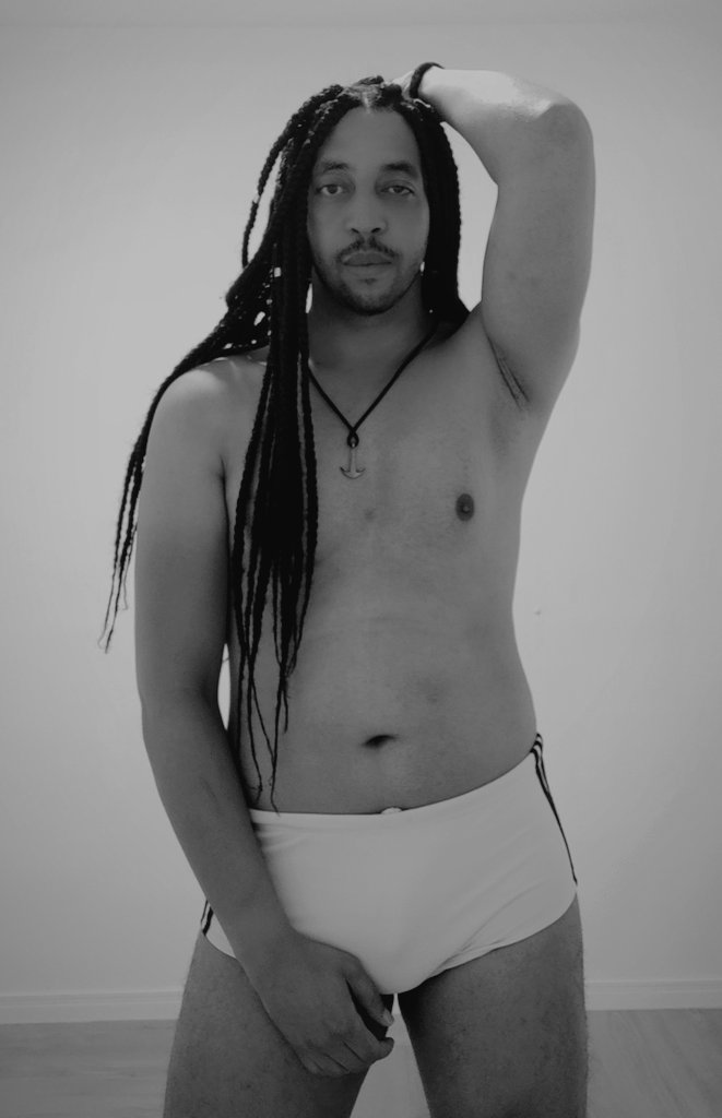 Neu_Horto's tweet photo. Amando meu cabelão!!! 

#homem
#trança 
#boxbraid
#gay 
#negro 
#preto https://t.co/dnt67CzBNN