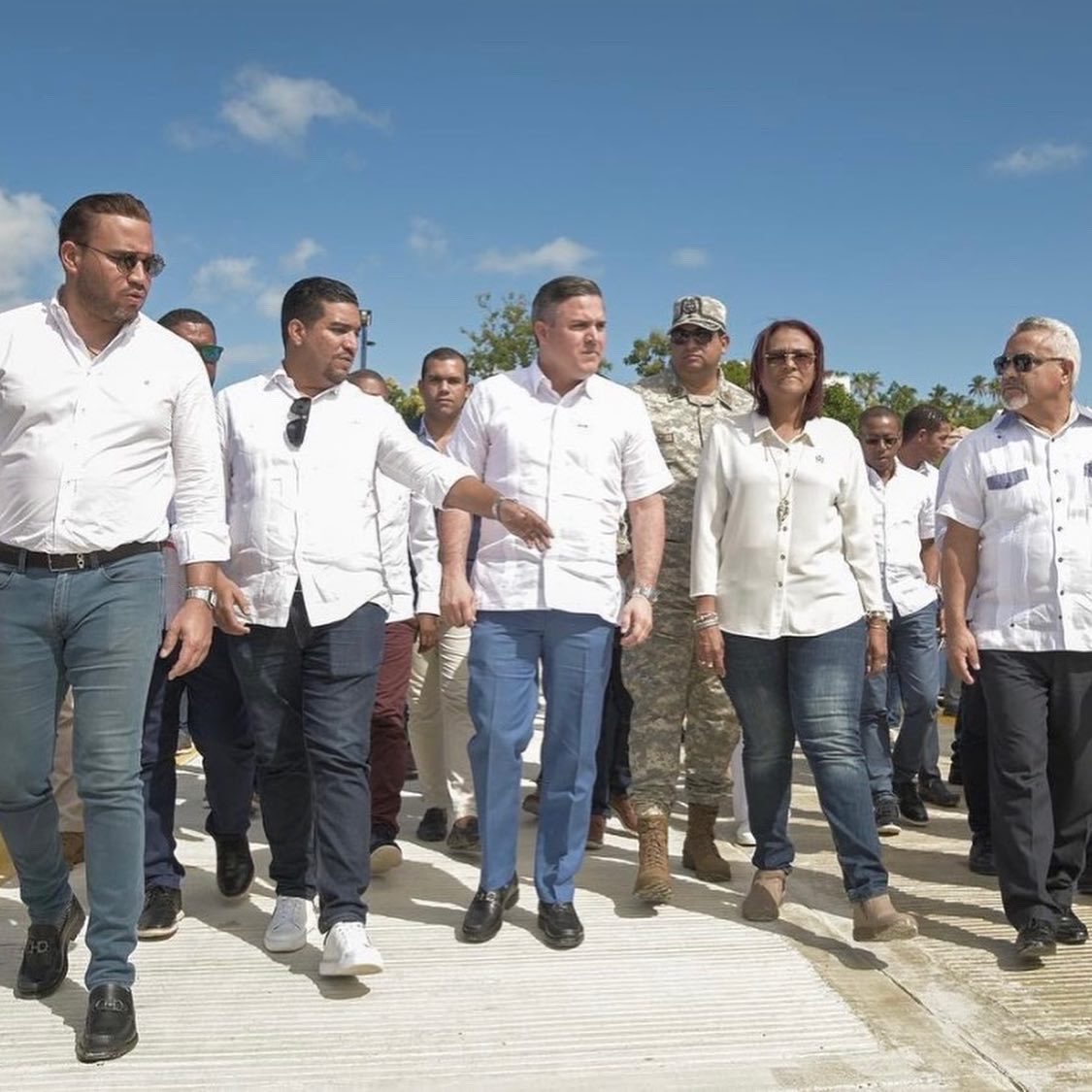 AndelsonMP's tweet photo. Hoy estuvimos acompañando al Director de @portuariard @Jeanluisrj en el remozamiento del Muelle Público de Samaná, el cual  estará listo para recibir miles de turista para esta temporada que vendrán a disfrutar de la belleza que ofrece la Bahía de Samaná. https://t.co/3Y0Ei1Ec9F