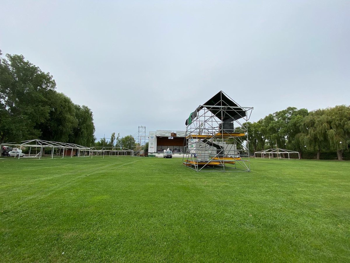Comenzó el operativo de armado de escenario. El predio de Camioneros Río Negro se prepara, este fin de semana, para reunir a miles de personas.