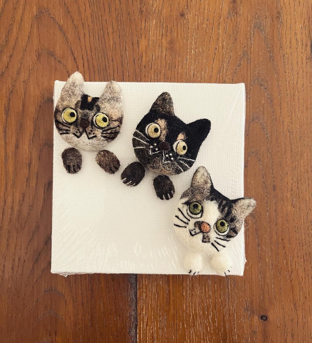 felt7373's tweet image. 3匹揃いました🐈‍⬛

にゃー、にゃー、にゃー！

#猫 #feltingwool #needlefelted  #羊毛フェルト #羊毛氈 #羊毛毡  #人形 #catdoll #オーダー人形