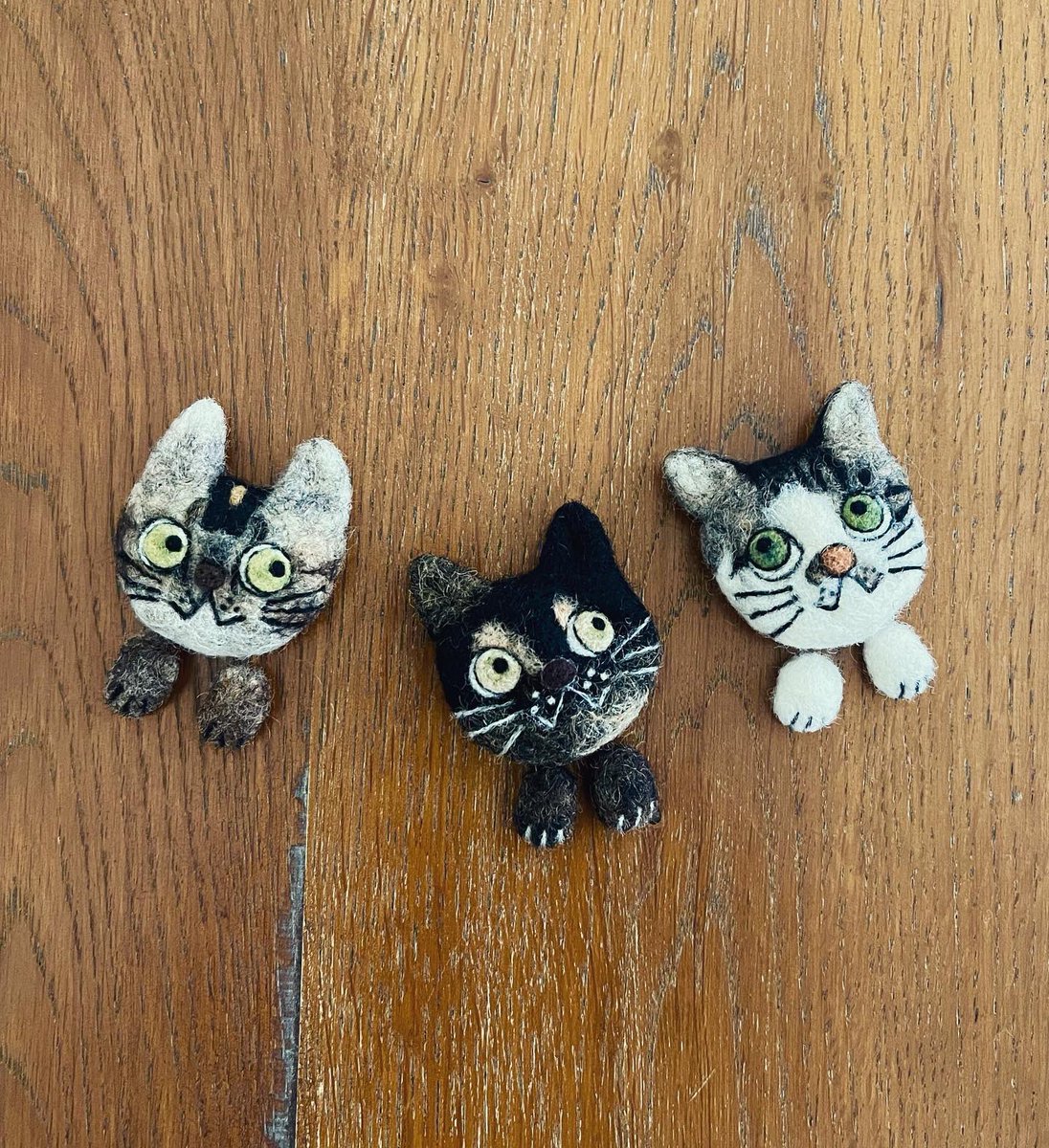 felt7373's tweet image. 3匹揃いました🐈‍⬛

にゃー、にゃー、にゃー！

#猫 #feltingwool #needlefelted  #羊毛フェルト #羊毛氈 #羊毛毡  #人形 #catdoll #オーダー人形