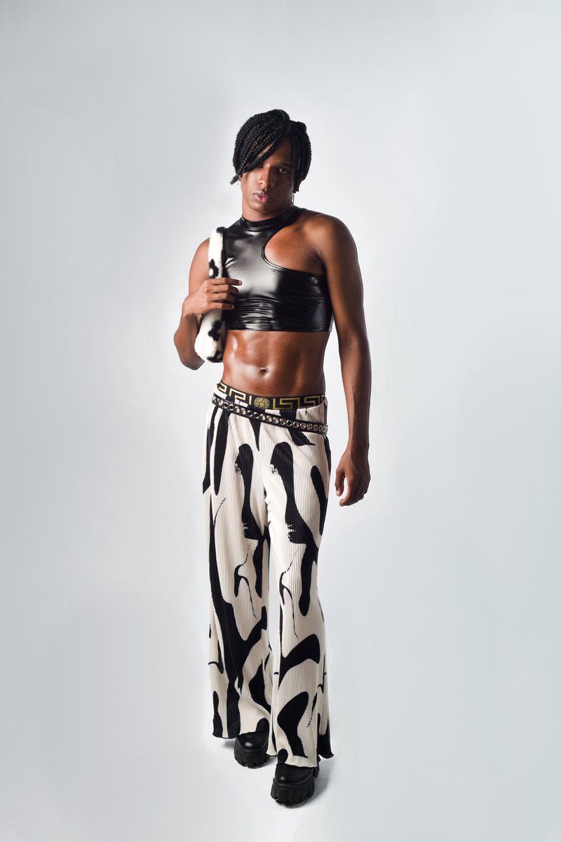 Augustusblues's tweet image. Não é apenas uma bolsa, é uma prada✨ Look 100% #sheinbr para o #EnsaiosDaAnitta #shein