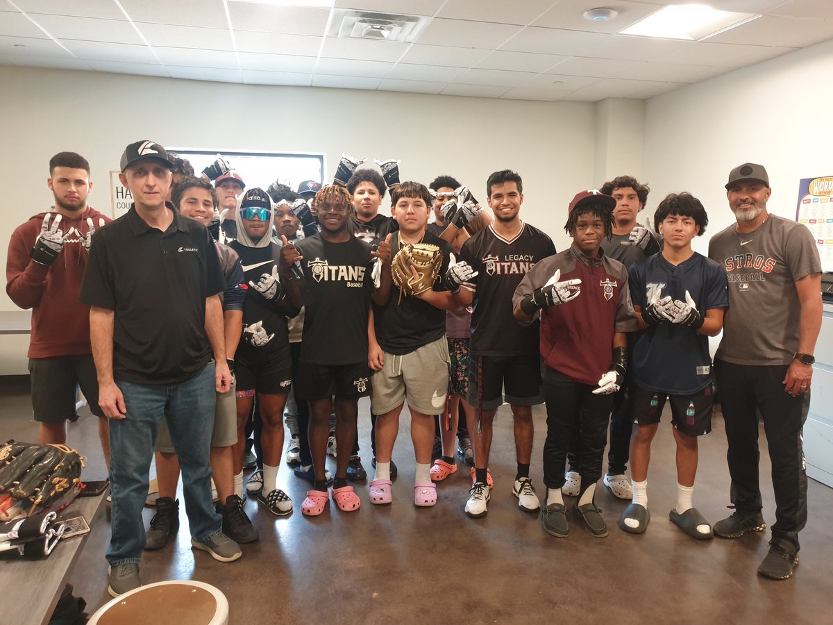 LegacyTitansBB's tweet photo. Thank you, Ken Beck with  @truletic for stopping by our campus today, and providing our Varsity team with a pair of Truletic Protective Batting Gloves. 🔥🧤🔥

To learn more visit: https://t.co/ZB5VZ8qtBk
#ProvenProtectionAtThePlate https://t.co/FnhIx0nihT