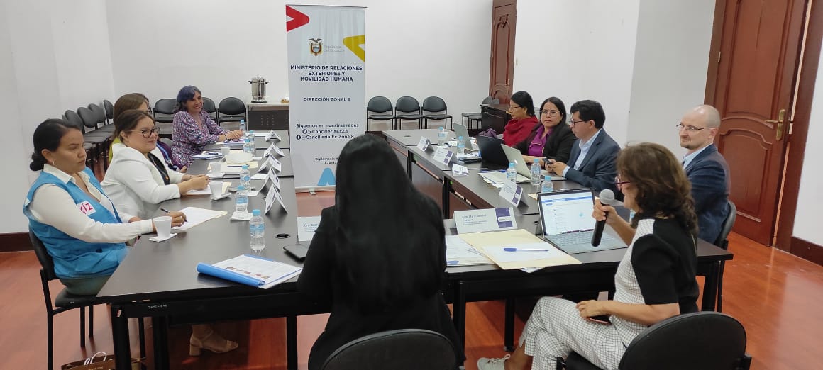 CancilleriaEcZ8's tweet photo. La  Subsecretaria de la Comunidad Ecuatoriana Migrante Emb. @SoleCordovaV y la @CancilleriaEcZ8 mantuvieron reunión con varias organizaciones de la cooperación internacional región costa, donde se trataron importantes temas sobre migración riesgosa.

@CancilleriaEc 🇪🇨 https://t.co/xMfDjp9rWy