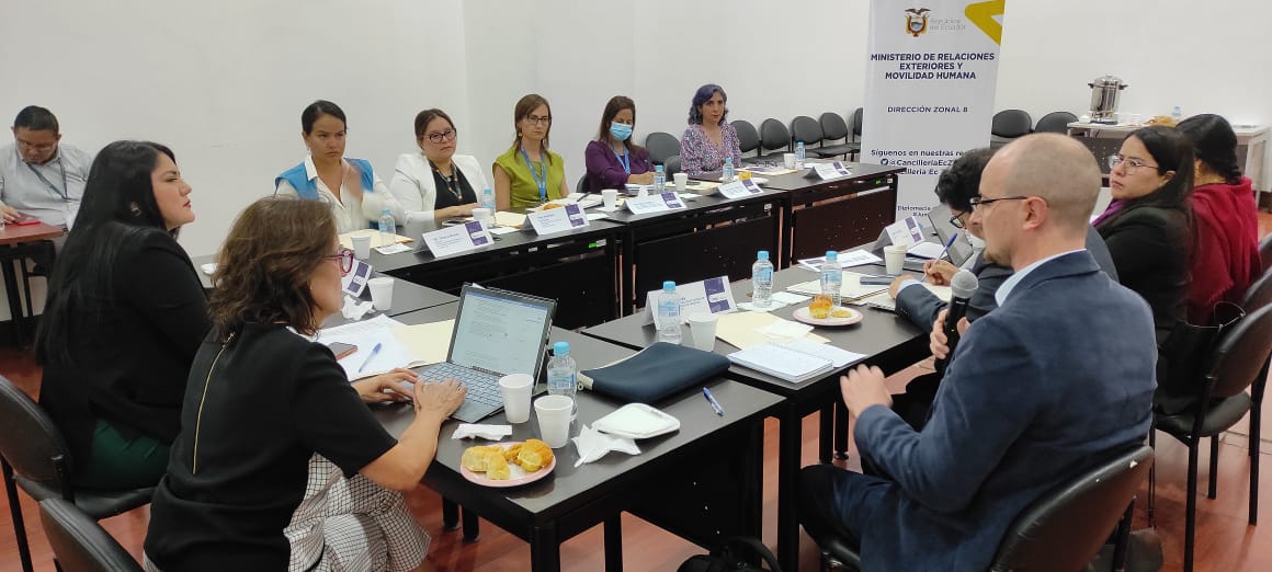 CancilleriaEcZ8's tweet photo. La  Subsecretaria de la Comunidad Ecuatoriana Migrante Emb. @SoleCordovaV y la @CancilleriaEcZ8 mantuvieron reunión con varias organizaciones de la cooperación internacional región costa, donde se trataron importantes temas sobre migración riesgosa.

@CancilleriaEc 🇪🇨 https://t.co/xMfDjp9rWy