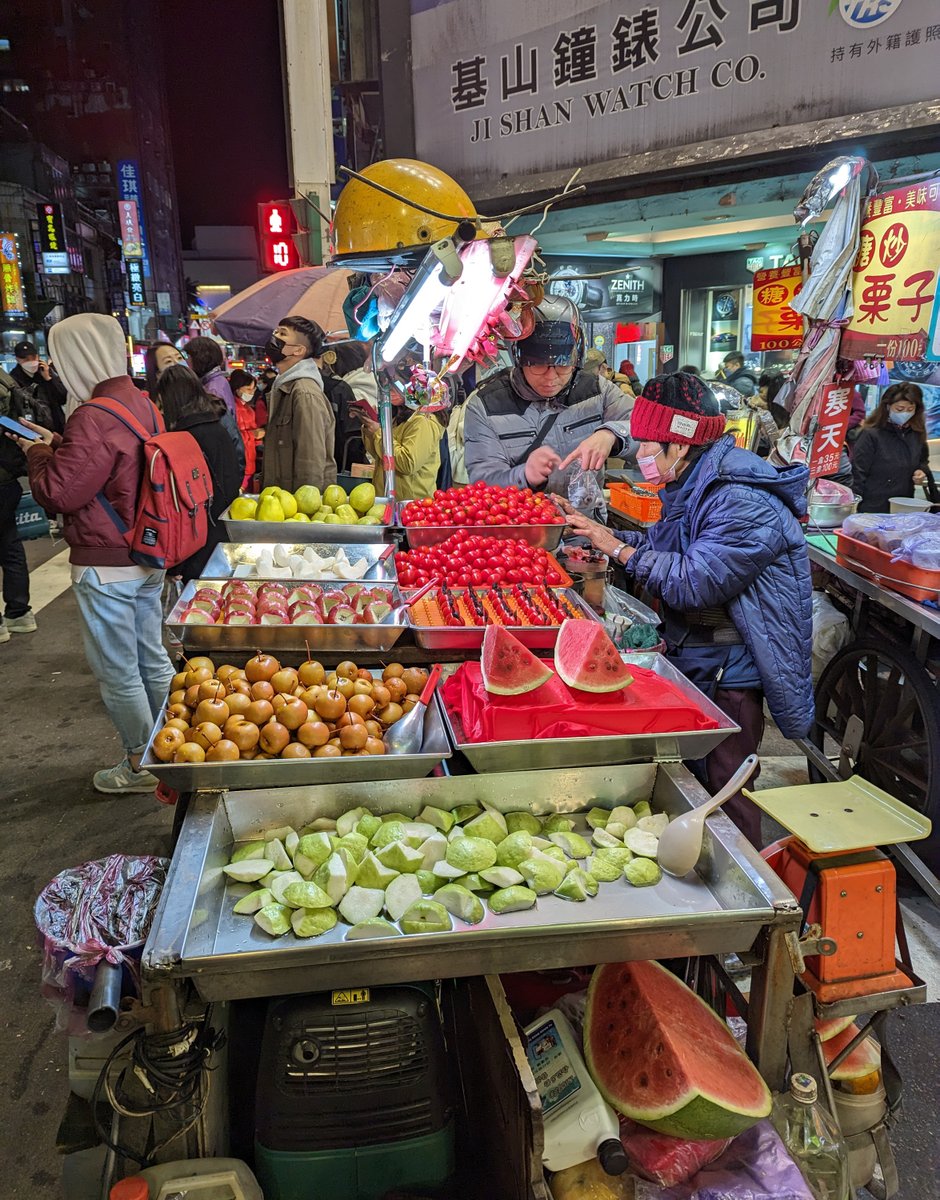 ★看影片：https://t.co/HoFuVGNaaO 基隆廟口夜市入口的水果攤。 Keelung MiaoKou Night Market
