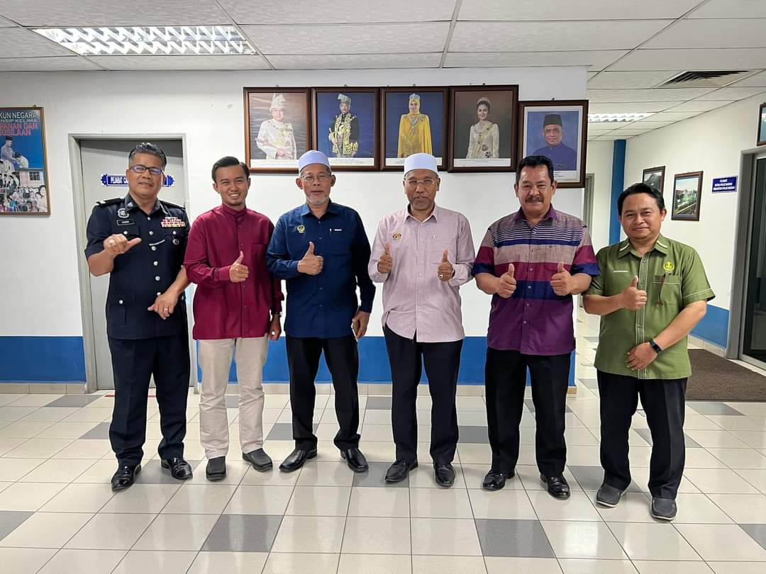 Pagi ini berkunjung ke Ibu pejabat Polis Daerah Kerian. Kami disambut oleh Tuan OCPD, Supt Juna bin Yusof &amp; beberapa Pegawai polis yg lain.

Pertemuan lebih kepada berinteraksi dan berbincang untuk saling kerjasama bagi membendung kegiatan jenayah dan lumba haram.

#paritbuntar