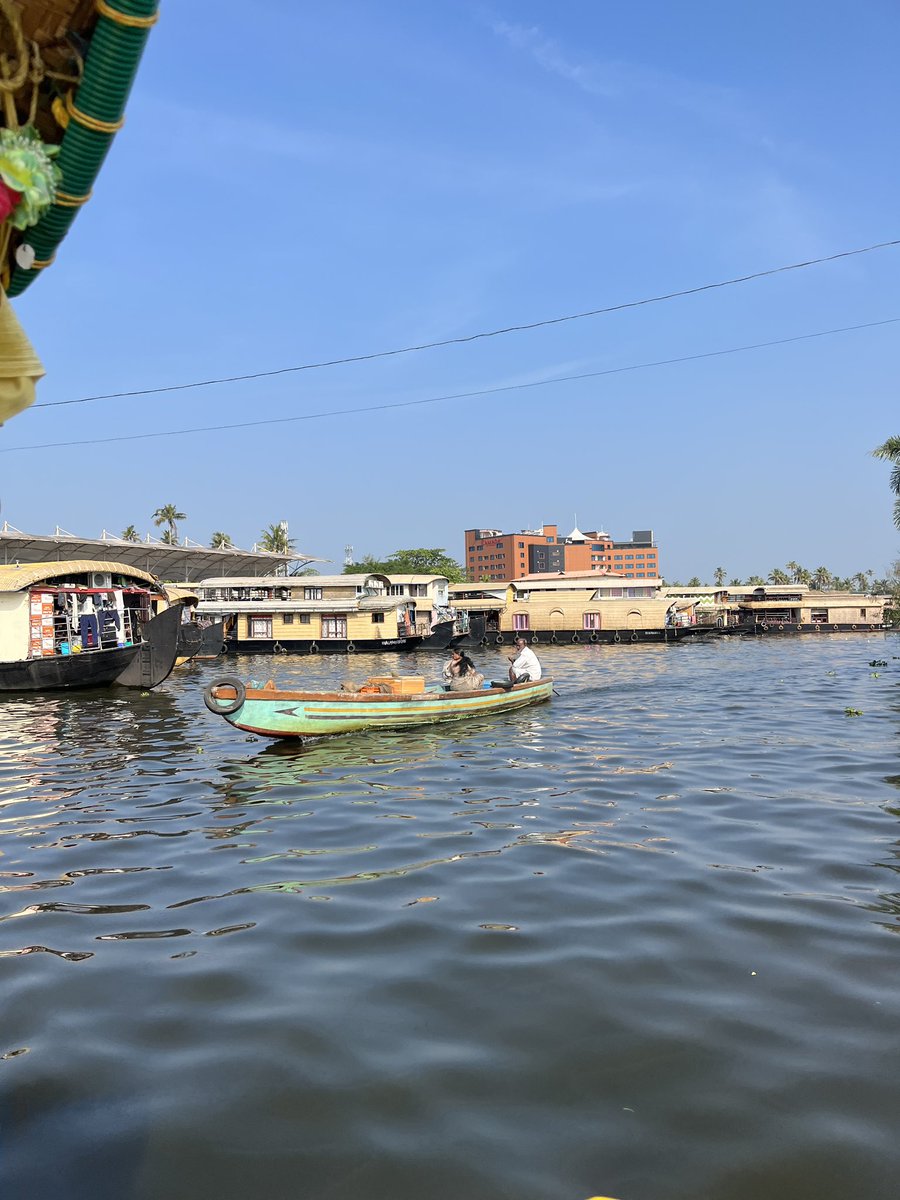 iam_Tharani's tweet photo. Day ~ 4 ✨⛵️
Wonderful Morning 🌞
#Alappuzha #BoatCruise #Alleppy #Kerala https://t.co/3gFjQ3Gjgg