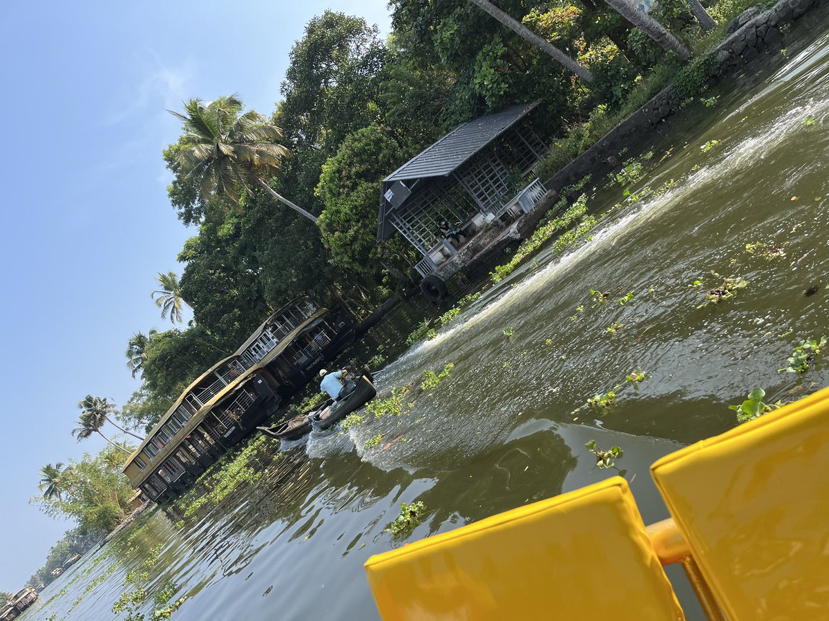 iam_Tharani's tweet photo. Day ~ 4 ✨⛵️
Wonderful Morning 🌞
#Alappuzha #BoatCruise #Alleppy #Kerala https://t.co/3gFjQ3Gjgg