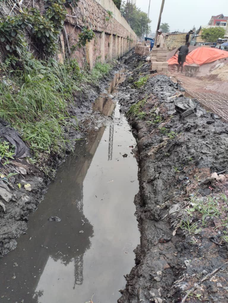 CommuneKinshasa's tweet photo. Le Bourgmestre de la Commune de #Kinshasa s'est entretenu avec les responsables de l'OVD pour la réhabilitation de l'avenue du Marché dans l'espace compris entre les avenues kabambare et kabinda mardi 17 janvier 2023 @7sur7_cd @SMfute @DieumerciMat @NgobilaM @CongopresseNet https://t.co/DeXDqwoYX8