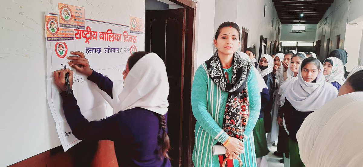 KendraSakti's tweet photo. @DMjaunpur @CMOfficeUP @PMOIndia #akamcelebratinggirlchildwcd बेटी बचाओ बेटी पढ़ाओ के अंतर्गत हस्ताक्षर, शपथ कार्यक्रम का आयोजन साजिदा गर्ल्स इंटर कॉलेज में आयोजित किया गया। https://t.co/zti1qllUVs