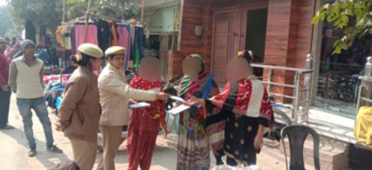 rangealigarh's tweet image. #IGRangeAligarh @DeepakKumarIPS2 के निर्देशन में परिक्षेत्रीय जनपदों में बालिकाओं/महिलाओं की सुरक्षार्थ चलाये जा रहे मिशन शक्ति अभियान के तहत विद्यालयों,बाजारों एवं भीड़भाड़ वाले स्थानों पर आपातकालीन नंबर #UP112, #1076, #1090 व #1930 आदि से अवगत कराते हुये जागरुक किया जा रहा है