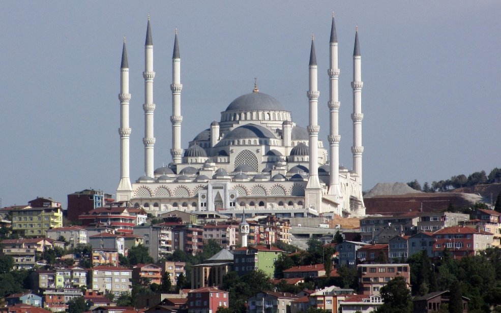 📌İBB'nin yapacağı metro projelerine onay vermeyen Ulaştırma ve Altyapı Bakanlığı’nın, milyonlarca liraya inşa edilen ancak boş kalan 63 bin kişilik Çamlıca Camii’ni doldurabilmek için 1 milyar liralık metro hattı yapacağı ortaya çıktı.