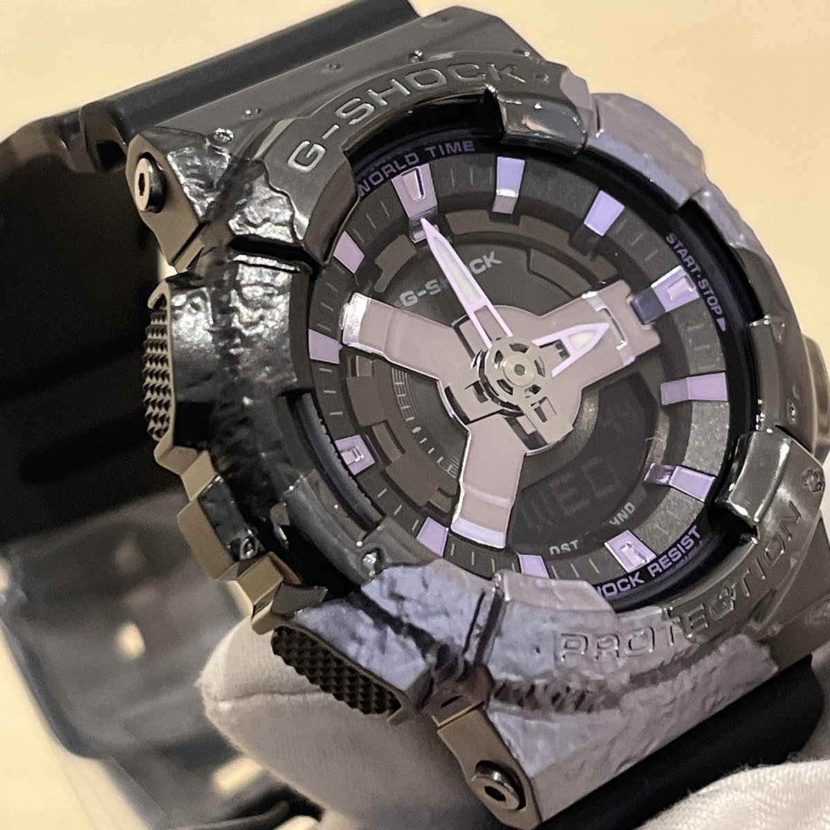 NAKANIWA_WATCH's tweet photo. 【通常のBOXじゃない⁉】今年はG-SHOCK40周年記念という事で色々なモデルがリリースしていますが40周年記念モデルのみ通常のBOXではなく【40周年専用Gボックス】使用となっております。#アナデジ #CASIO #G_SHOCK #GM #CASIO40th https://t.co/mfJVpKh4WF