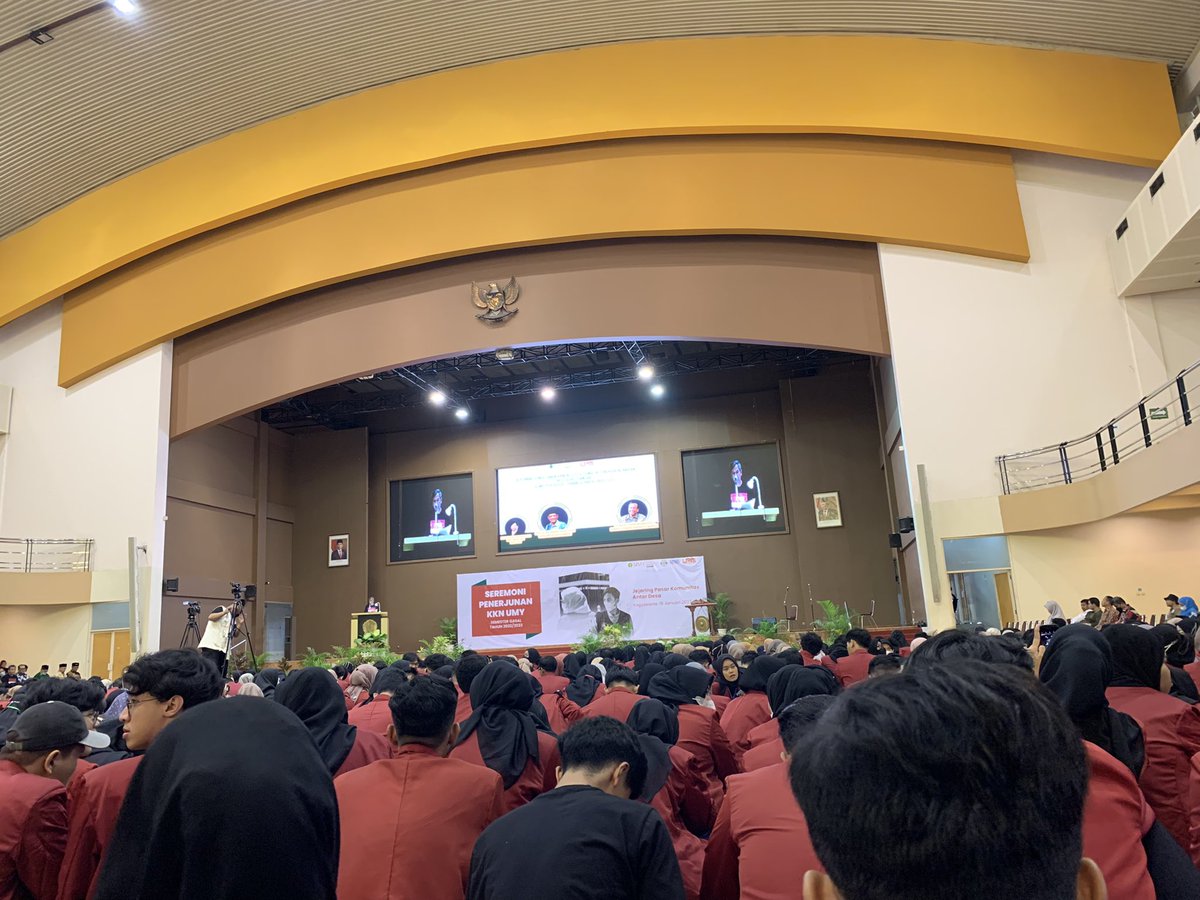 sarahptrh's tweet photo. Prosesi Seremoni Penerjunan KKN UMY Semester Gasal Tahun 2022/2023 #KKNUMY #KKNRegulergasal23 #KKNRecoveryCianjur #UMY #UMYMengabdi https://t.co/qF3kSSd5bl