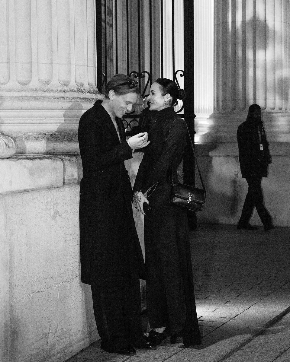 jcbupdates's tweet photo. Jamie Campbell Bower with his girlfriend, Jess Moloney, photographed by Claire Helleringer at the Saint Laurent Men's Winter 2023 show. https://t.co/NjlEQDjQRl