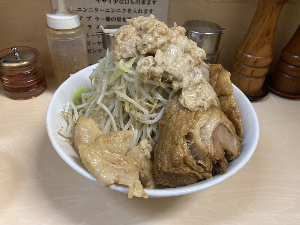 dungeonmeshi5's tweet image. 大者
ラーメンプラス生卵＋ネギ
一昨日の夜に訪問。
今回は一段とアブラの塊が強烈ですね笑
次の日も仕事でしたのでニンニクは我慢。
ご馳走様でした。