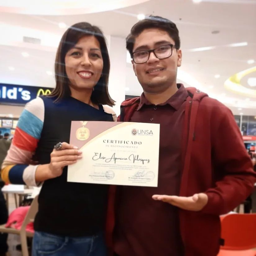OresoUnsa's tweet photo. Nos complace compartir este reconocimiento a la profesora de inglés, Elisa Aparicia, desarrollado en el curso para los jóvenes Sordos señantes. Agradeciendo su compromiso, esfuerzo y gratitud. 🤟

#OresoUnsa
#InglésOline
#LenguaExtranjera https://t.co/p6TcHLcxnE