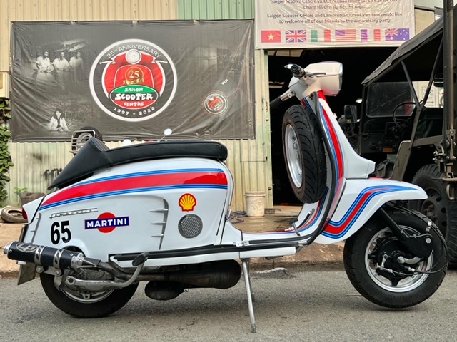 SSCvietnam's tweet photo. Lambretta SSR265cc Full race spec - Totally insane for Saigon! LoL #ssr265 #CasaPerformance #LiSpecial #Lambretta #SSC #SaigonRocket https://t.co/XM5b9LwqPx