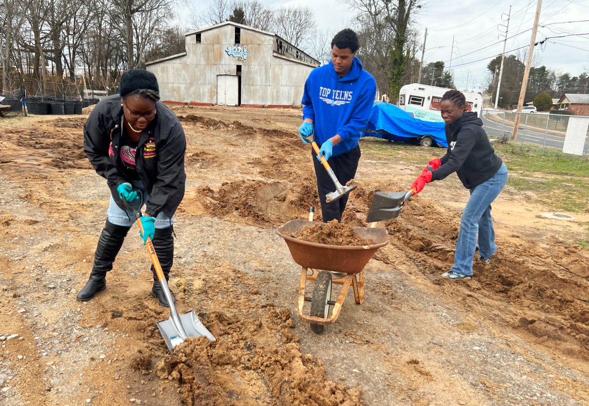 GreenKyleB's tweet photo. #MLKDay2023 was a day on, not a day off. Top Teens of America-Atlanta Peachtree Chapter partnered with @TLODinc1964 to clean up Cultured South’s Community Garden with The Garden Queen. #CommunityBeautification #TopTeens #TTAPresident https://t.co/hFTdkMtYjO