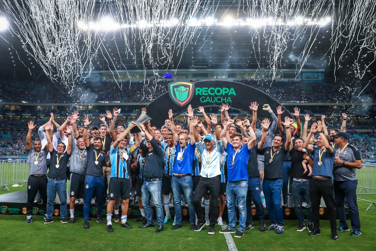 O ANO COMEÇOU BEM DEMAIS! 🏆 Levantando taça e ao teu lado, torcedor gremista! Obrigado e vamos por mais! 🇪🇪 #GRExSLU #RecopaGaúcha2023

📸: Lucas Uebel / Grêmio FBPA