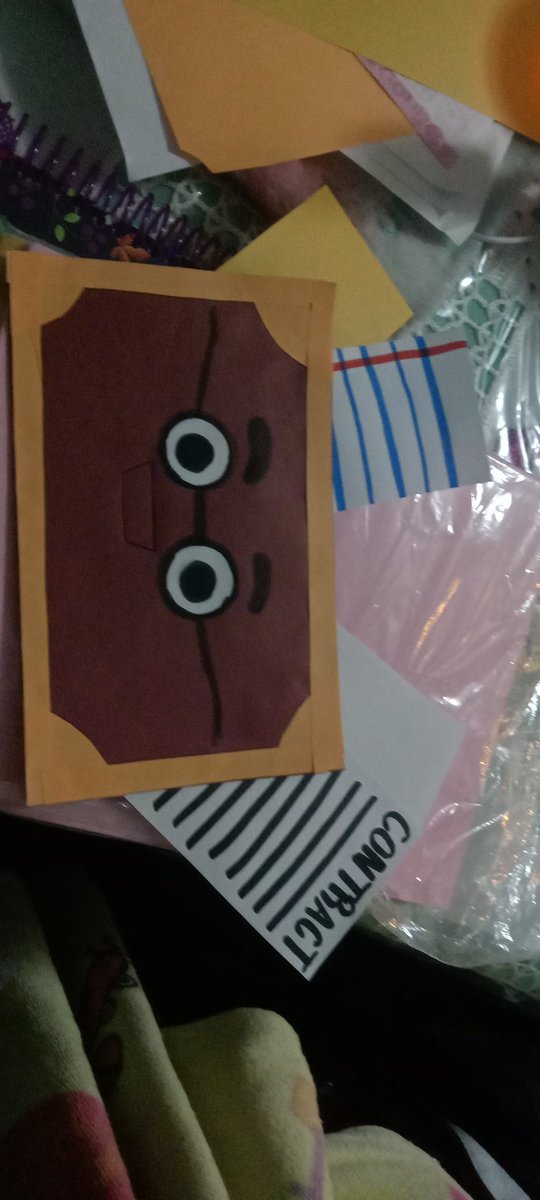 ryuchisama's tweet photo. Ayuda creo que me pase con los papeles :"v, mi intento de hacer a briefcase 
#Dhmis #Briefcasedhmis #casecest https://t.co/fTapxtQowC