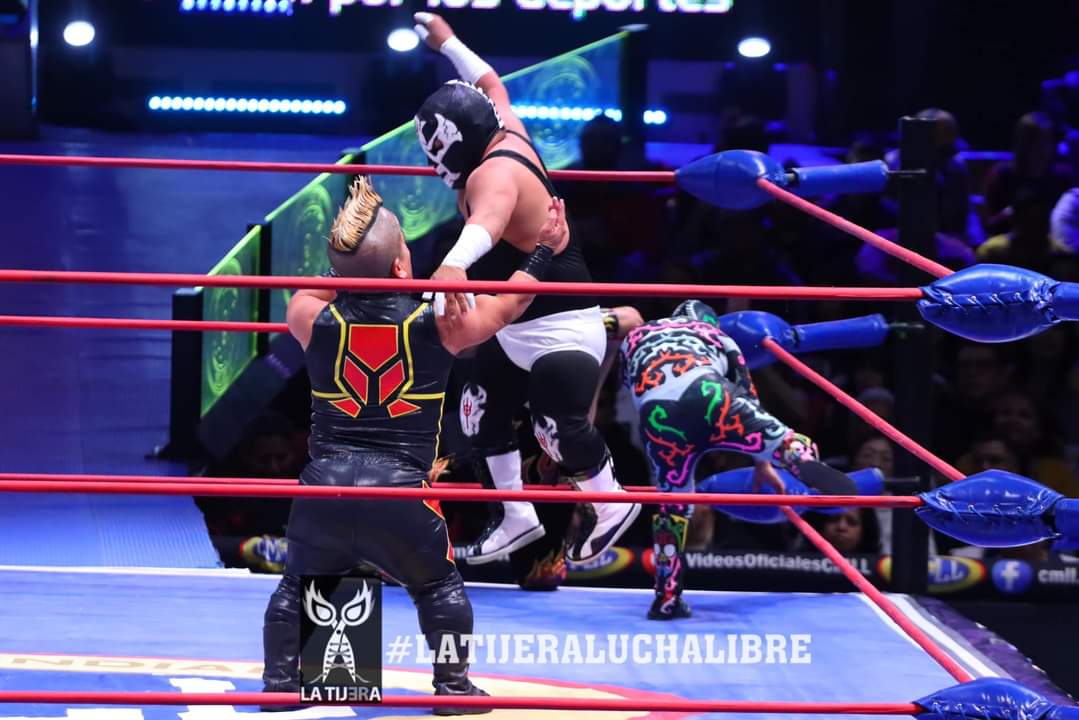 LaTijeraLucha's tweet photo. Dinámica y espectacular inicio de los #MicroEstrellasDelCMLL, donde de forma precisa y con la experiencia que le ha dado la lona, #Chamuel logra vencer a #MicroGemeloDiabloI para darle el triunfo a #Mije y #Atomo sobre #MicroGemeloDiabloII y #MicroSagrado; gran trabajo... https://t.co/jrE1Fs1spP