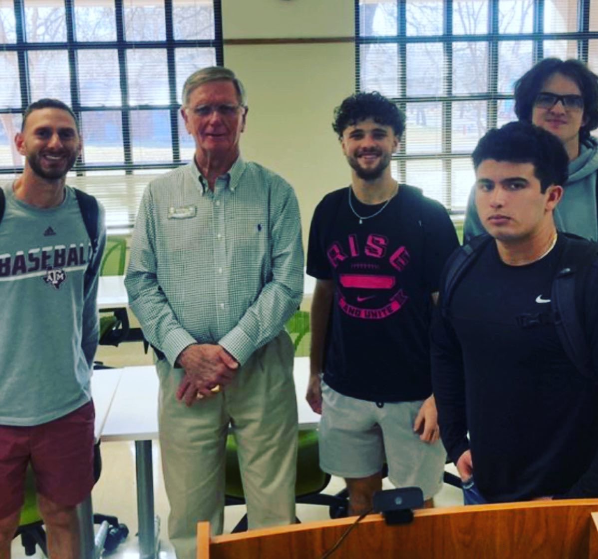 SchreinerBSB's tweet photo. First day of Spring ‘23! #PicsWProfs #FIGHTforSCHREINER #SCACbsb #d3b https://t.co/j76k9RVjWn