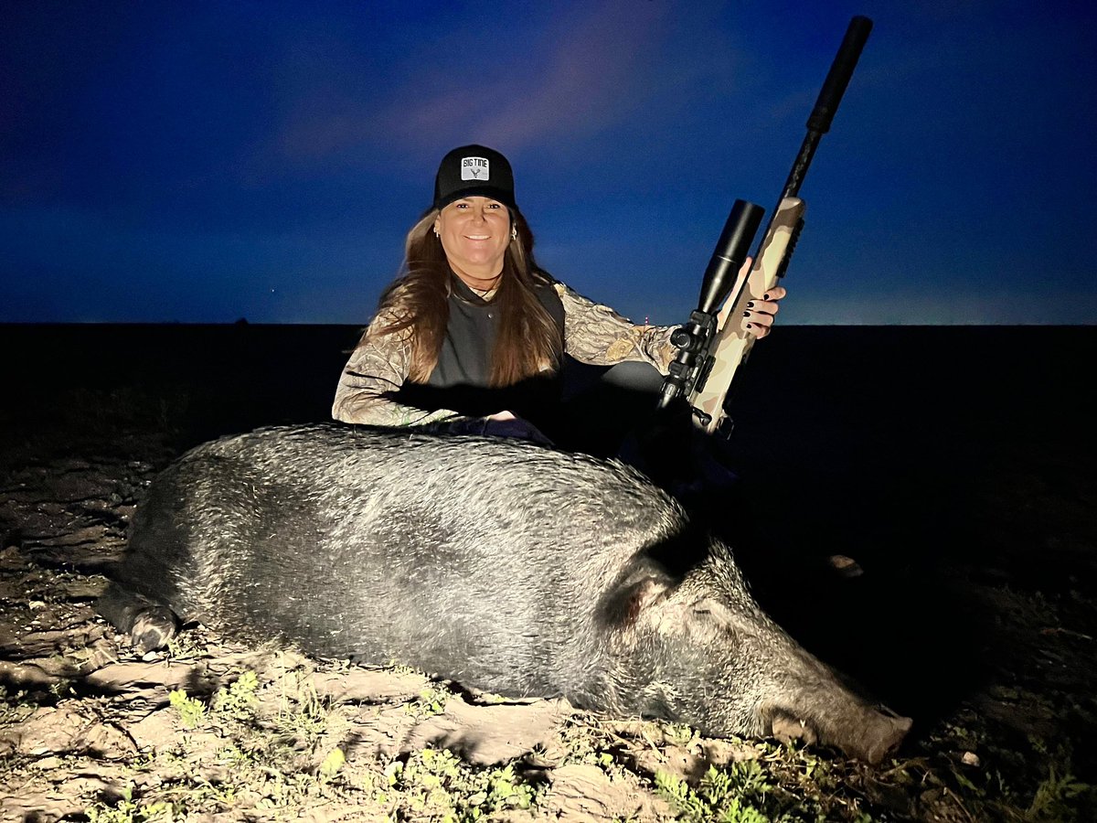 Great evening hog hunt!#hawkeoptics #realtreeoutdoors #hoghunting #texashunting