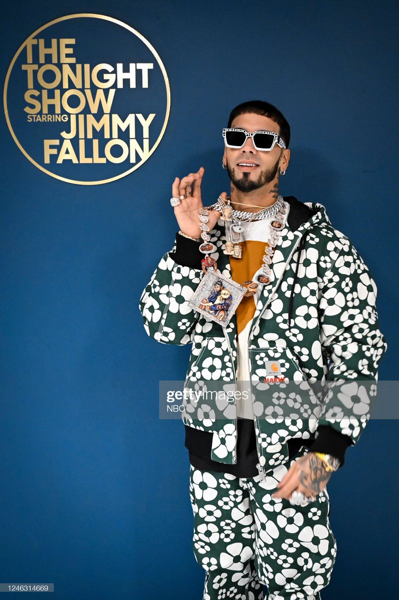 legendanuel's tweet photo. Anuel AA marco su huella #RealHastaLaMuerte en @FallonTonight 👹🌃🇺🇸⭐ https://t.co/haGf56BoVr