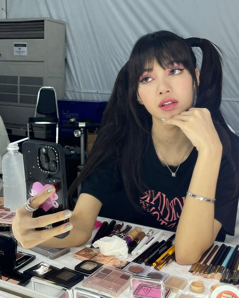 hourly lisa tweet media