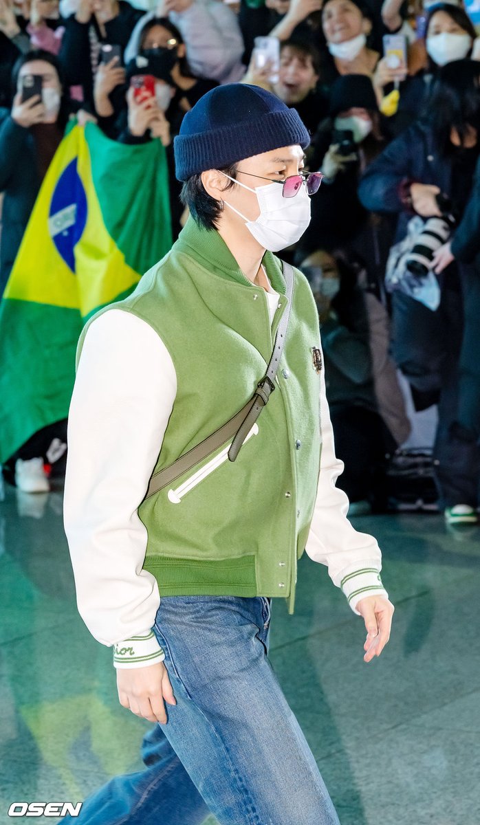 Univers_Bangtan's tweet photo. 📸 Jimin e a bandeira do Brasil na mesma foto, gente! Que lindo! 🥺🇧🇷 https://t.co/OC4dRZgjTv